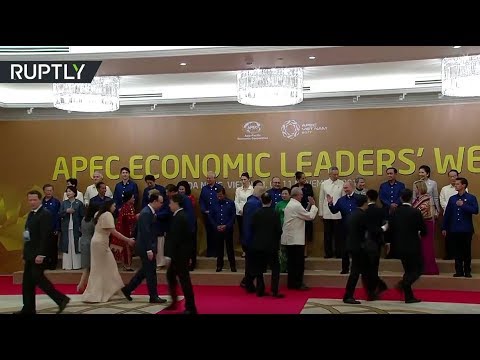 شاهد تحية شبابية بين رئيسي البيرو وروسيا