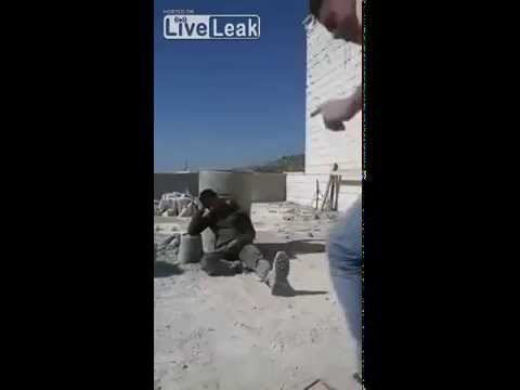 عامل يهاجم صديقه بكل شيء في يده