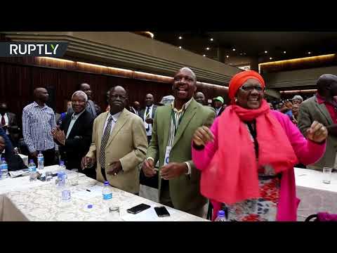 أعضاء الحزب الحاكم في زيمبابوي يحتفلون بإقالة موغابي