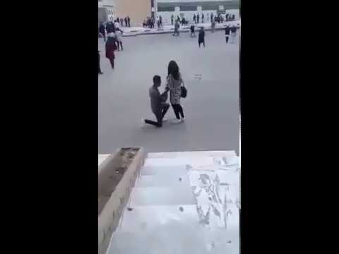 رد فعل فتاة طلب حبيبها الزواج منها في الجامعة