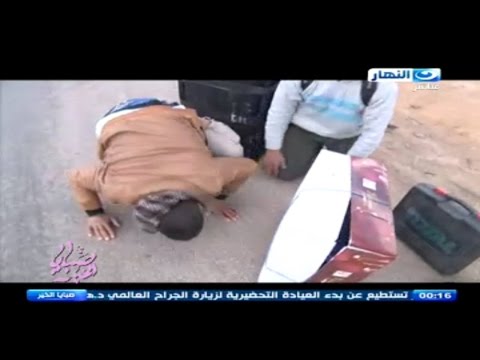 سجدة شكر مصري عقب عودته من ليبيا