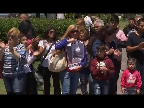 أسر طاقم الغواصة المفقودة يتظاهرون أمام القاعدة البحرية