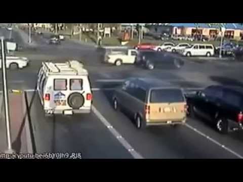 شاحنة تدهس صبيًا في موقف مثير للدهشة