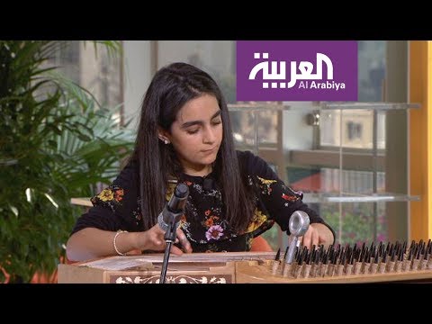 طفلة سورية تبرع بعزف القانون