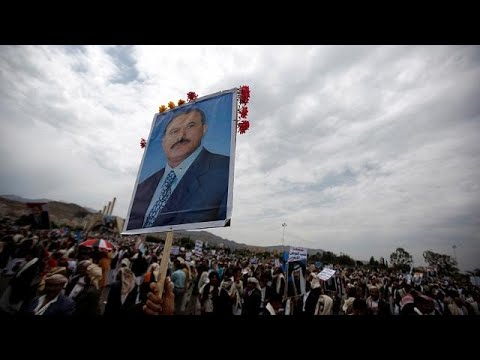 شاهد يمنيون يحملون علي عبد الله صالح بعد مقتله