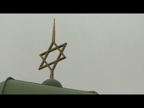 شاهد الاعتداء بزجاجات حارقة على معبد يهودي في السويد
