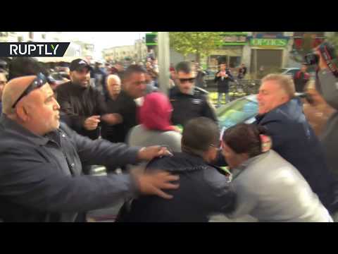 شاهد الجيش الإسرائيلي ينتزع الأعلام الفلسطينية من متظاهرين في القدس