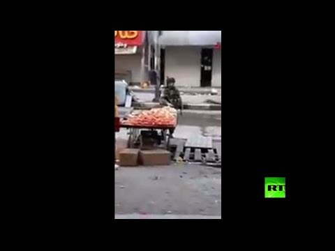 شاهد جنود إسرائيليون يسرقون فاكهة بائع فلسطيني