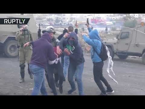 شاهد اشتباكات بين الشبان الفلسطينيين والجنود الإسرائيليين قرب مستوطنة بيت إيل