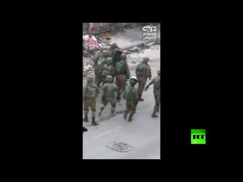 شاهد جنود إسرائيليون يعذبون شابًا فلسطينيًا