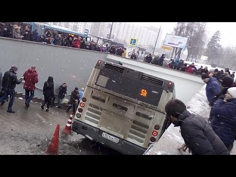 شاهد قتلى وجرحى في عملية دهس بواسطة حافلة في موسكو