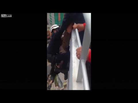 لحظة انتحار رجل من الدور الـ15 وفشل إنقاذه