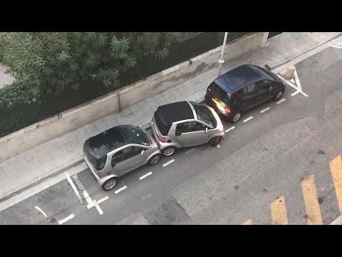 شاهد سائق يصف سيارته الصغيرة باحترافية