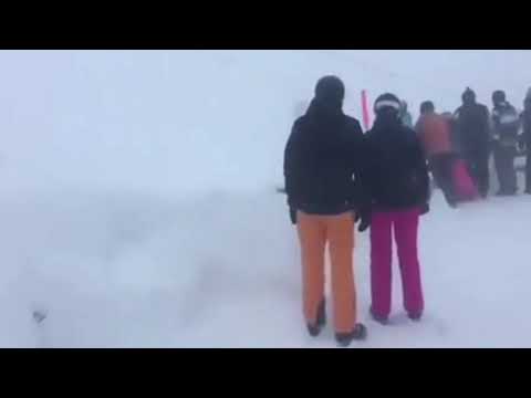 الرياح تحوّل عربة تلفريك إلى لعبة في الهواء