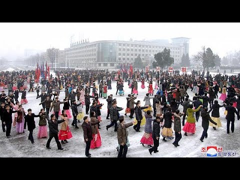 بالفيديو مسؤولون من كوريا الشمالية يمارسون الرياضة