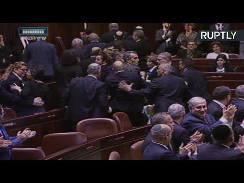 بالفيديو عراك عنيف بالأيدي في الكنيست الإسرائيلي