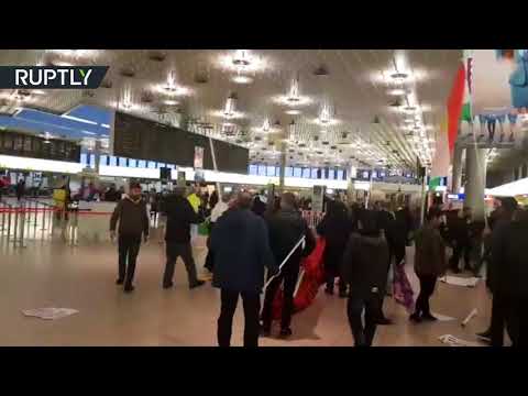 بالفيديو شجار عنيف بين أكراد وأتراك في مطار ألماني