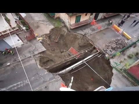 انفجار أنبوب مياه يُحدث حفرة في نابولي
