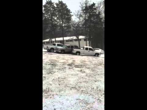 السيارات تتزلج على الجليد في ألاباما