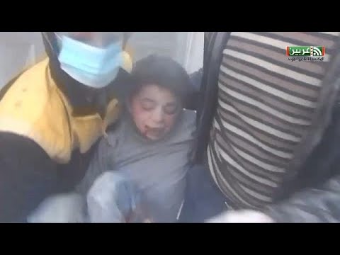 شاهد انقاذ أطفال من تحت الأنقاض في منطقة الغوطة