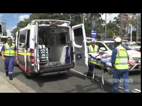 رجل مخمور يعتدي على طفلة ووالدتها بسيارته