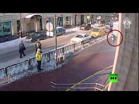 شاهد كاميرات المراقبة تسجّل لحظة هجوم بسكين وسط سان بطرسبورغ