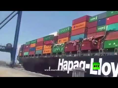 تصادم سفينتي شحن عملاقتين في ميناء كاراتشي