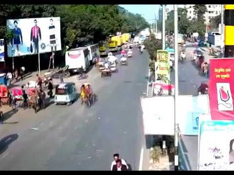 لحظة إلقاء قنبلة بدائية الصنع على حافلة ركاب