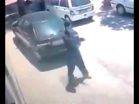 لحظة سقوط جهاز تكييف على رأس رجل