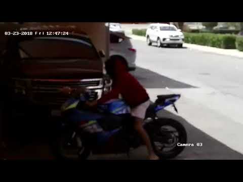 شاهدلحظة سرقة لص دراجة نارية من أمام منزل صاحبها