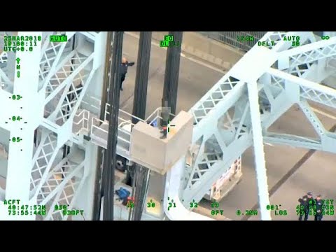 شاهد شرطة نيويورك تنقذ مواطنًا من محاولة انتحار