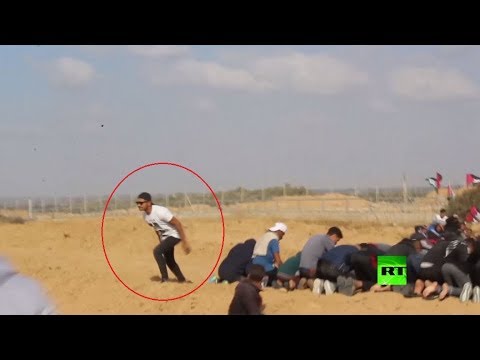 شاهد  جنود الاحتلال يستهدفون المصلين أثناء صلاة جماعية