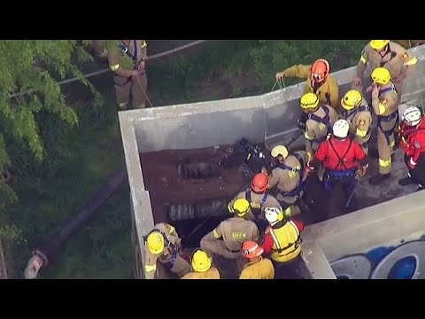 إنقاذ طفل علق في أنابيب الصرف الصحي