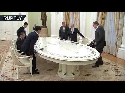 شاهد لحظة استقبال الرئيس بوتين لوزير الخارجية الصيني في موسكو