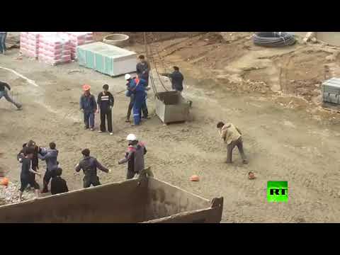 شاهد مشاجرة جماعية في روسيا بين عمال من كوريا الشمالية وطاجيكستان