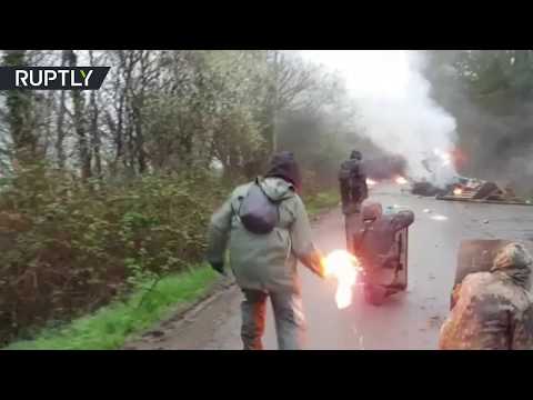 شاهد محتج يحرق نفسه بالمولوتوف في فرنسا