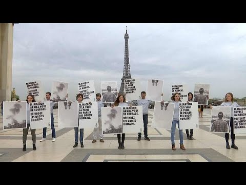 شاهد منظمة العفو الدولية تعتصم في باريس أمام برج إيفل
