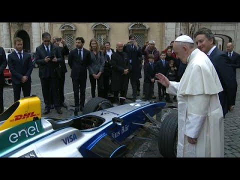 شاهد البابا فرانسيس يُبارك سيارة كهربائية مِن الفورمولا إي