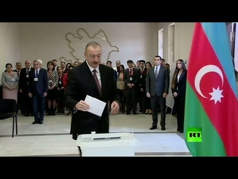 شاهد إلهام علييف يدلي بصوته في الانتخابات في أذربيجان