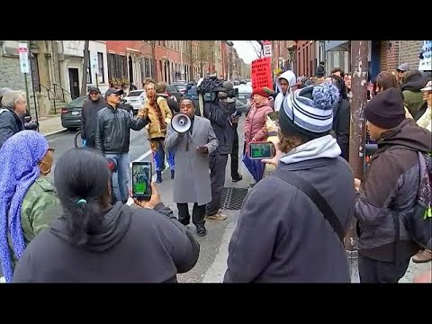 شاهد اتهامات بالعنصرية بعد توقيف أشخاص سود في ستاربكس