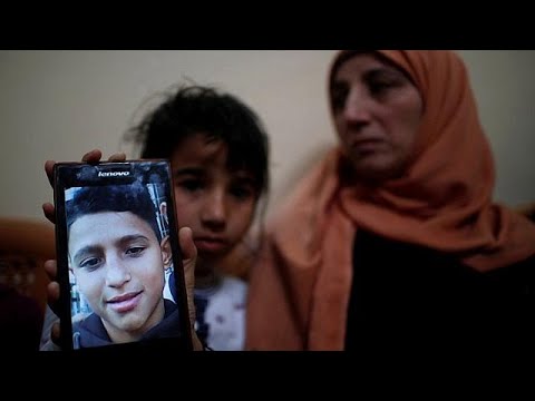 شاهد عائلة تودّع طفلها الذي قُتل برصاص جنود إسرائيليين في غزة