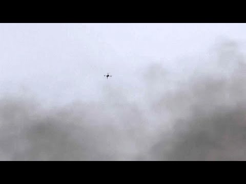 شاهد  متظاهرون فلسطينيون يسقطون طائرات إسرائيلية بدون طيار