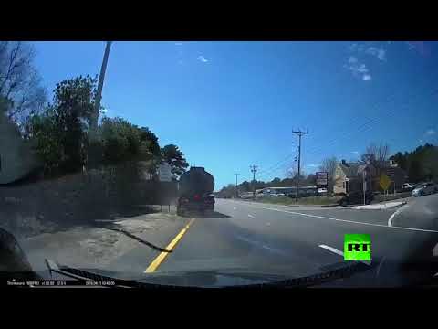 صهريج وقود يسير بسرعة كبيرة ويصطدم بأعمدة الأسلاك الكهربائية