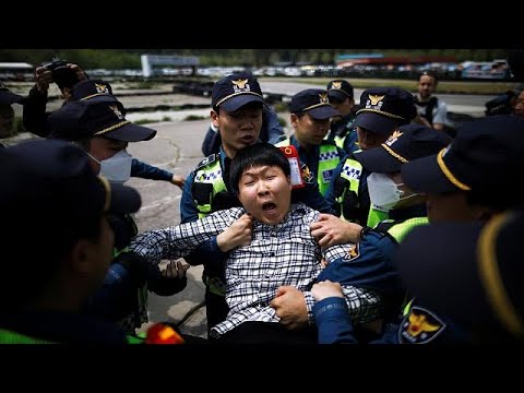 شاهد شرطة كوريا الجنوبية تمنع الاشتباكات العنيفة