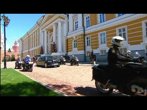 شاهد بوتين يتحدّى العقوبات الغربية بسيارة ليموزين خلال مراسم التنصيب