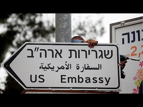 شاهد إسرائيل تبدأ وضع لافتات للسفارة الأميركية الجديدة في القدس