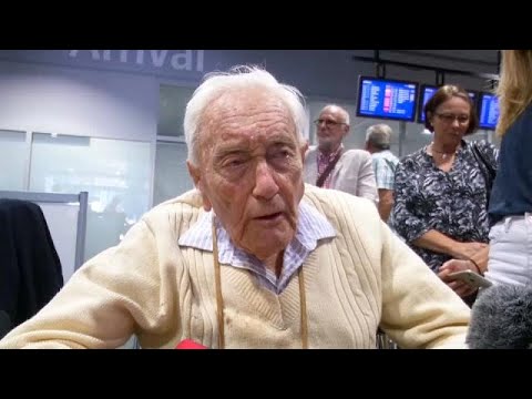 شاهد أكبر عالم أسترالي يصل إلى سويسرا لسبب غريب