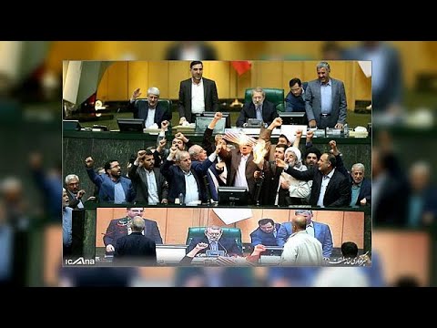شاهد البرلمان الإيراني يحرق علم أمريكا ونسخة من الاتفاق النووي