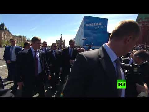 لفتة إنسانية من الرئيس بوتين مع أحد المحاربين