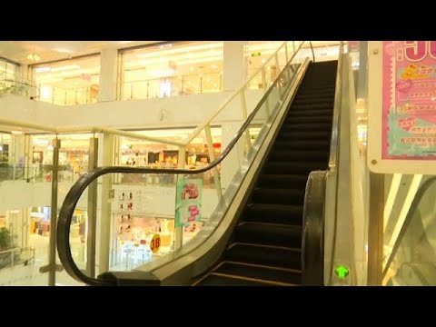 شاهد رجل يندفع نحو سلم متحرك بشكل سريع